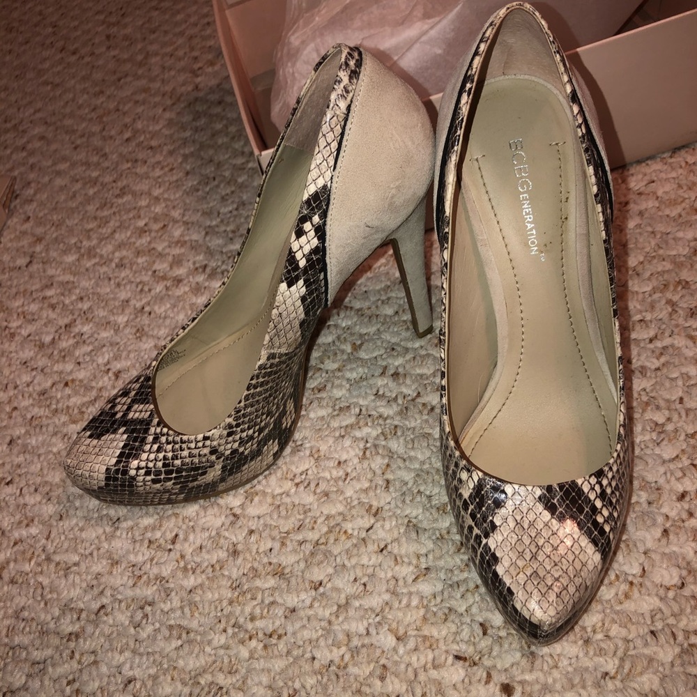 NIB SUEDE AND SNAKESKIN BGBGENERATION PUMPS